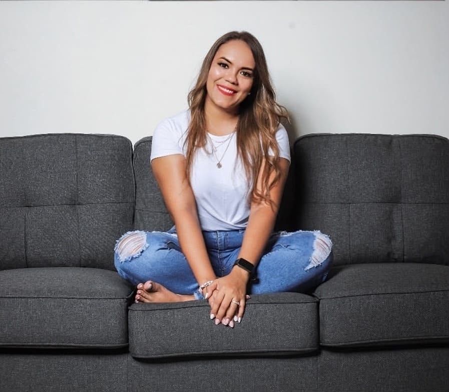 Sharissa Sánchez, fisioterapeuta e instructora, sentada y sonriente